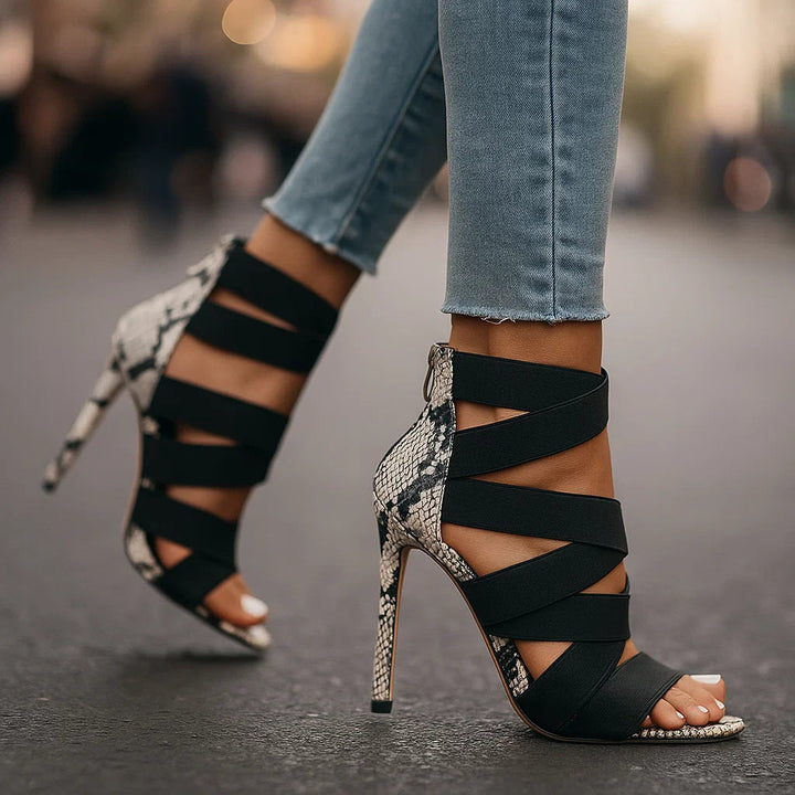 Theodora | Pointy-Pumps mit Strassdetail – Ansicht 04