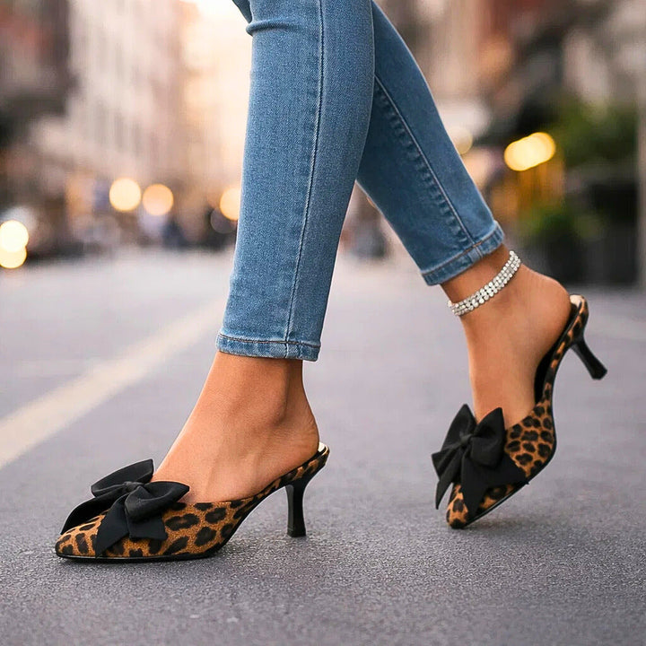 Cordula | Mule-Stiletto mit Leopardmuster &amp; Schleife – Ansicht 03