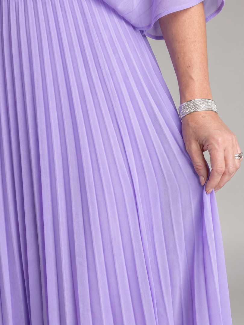 Ingrid | Plissee-Abendkleid mit V-Ausschnitt und langen Ärmeln – Ansicht 03