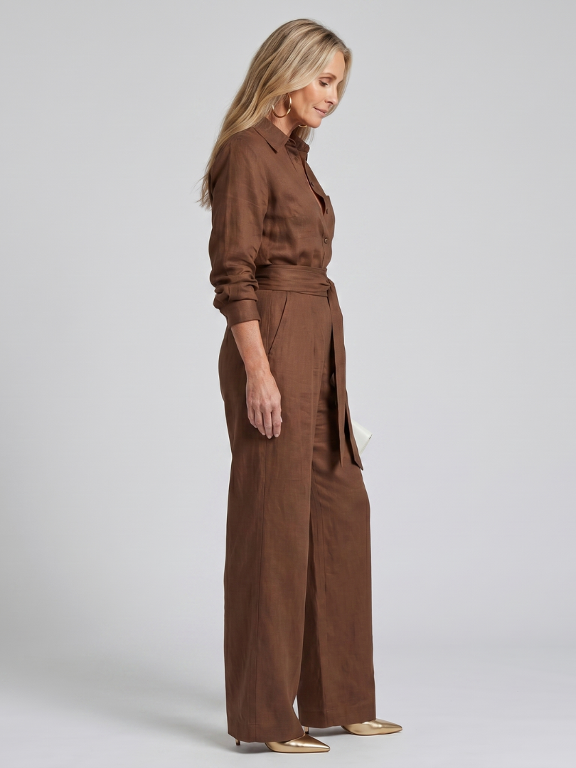 Ulrike | Langärmliger Jumpsuit mit Knopfleiste und Bindegürtel – Braun – Ansicht 02