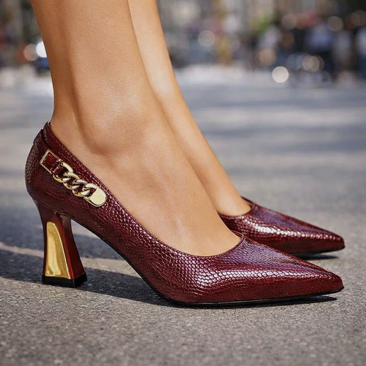 Wilhelmine | Stiletto-Pumps mit Schlangenoptik &amp; Golddetail – Ansicht 01