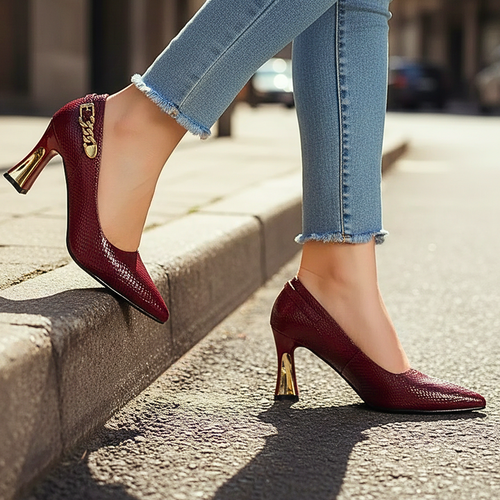Wilhelmine | Stiletto-Pumps mit Schlangenoptik &amp; Golddetail – Ansicht 06