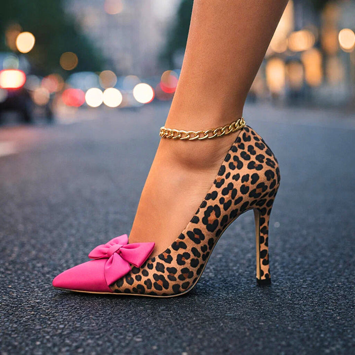 Wiltrud | Stiletto-Pumps mit Leopardmuster und Schleife – Ansicht 02