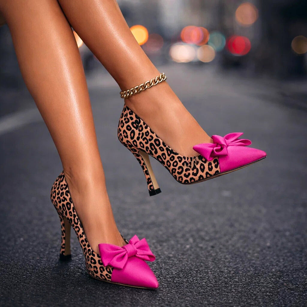 Wiltrud | Stiletto-Pumps mit Leopardmuster und Schleife – Ansicht 03